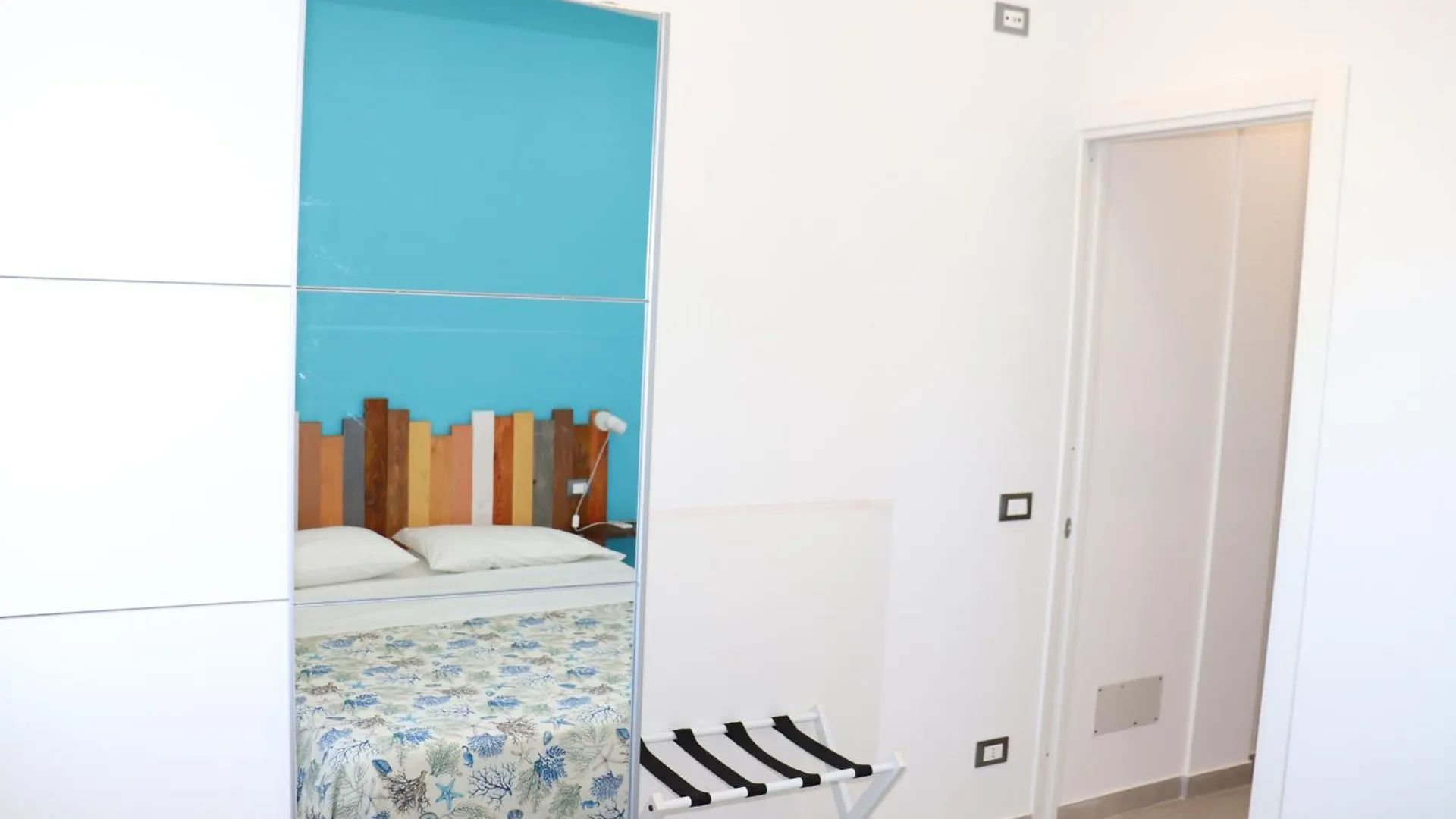 Appartamento Rineddahouse Arenella - Vista Mare Panoramica A Palermo Con Parcheggio Privato 0*,
